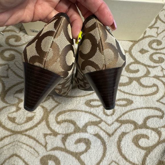 Coach Shelby - Picture 4 of 6